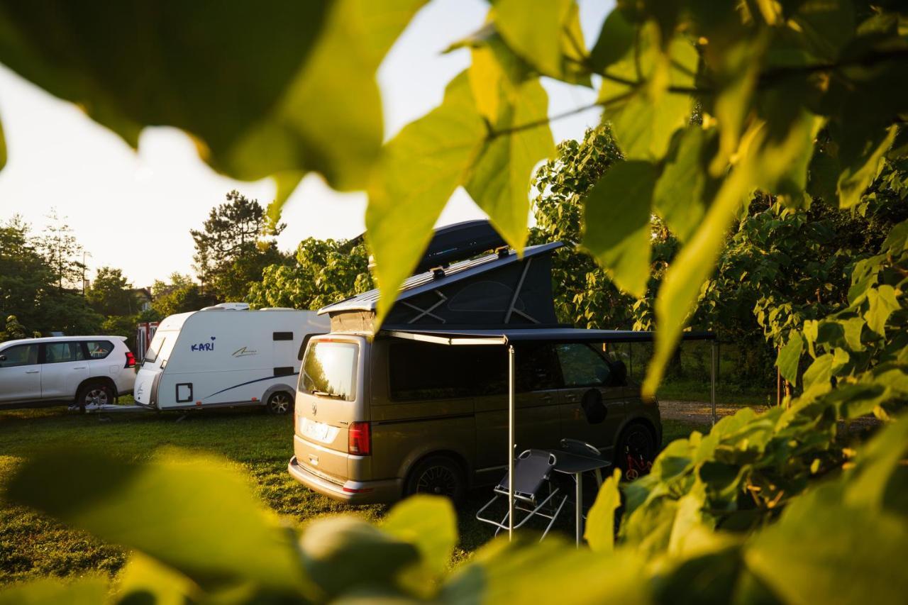 Camping @ Nogometni Golf Ljubljana Hotel Exterior foto